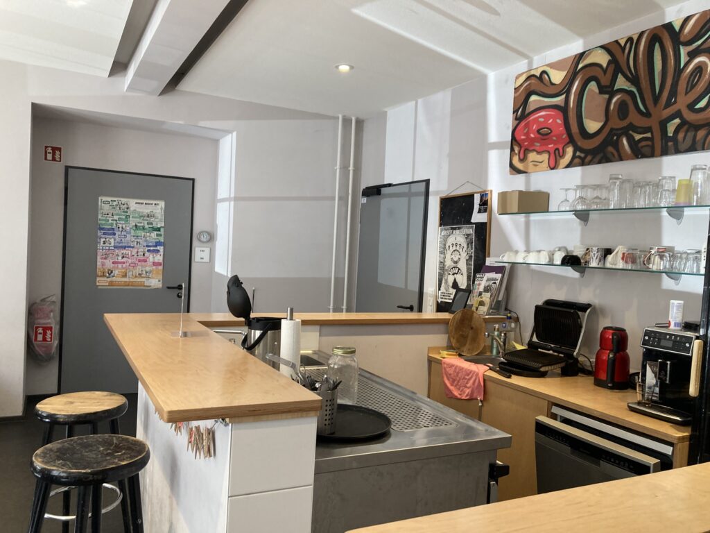 Café Seitenansicht mit Tresen