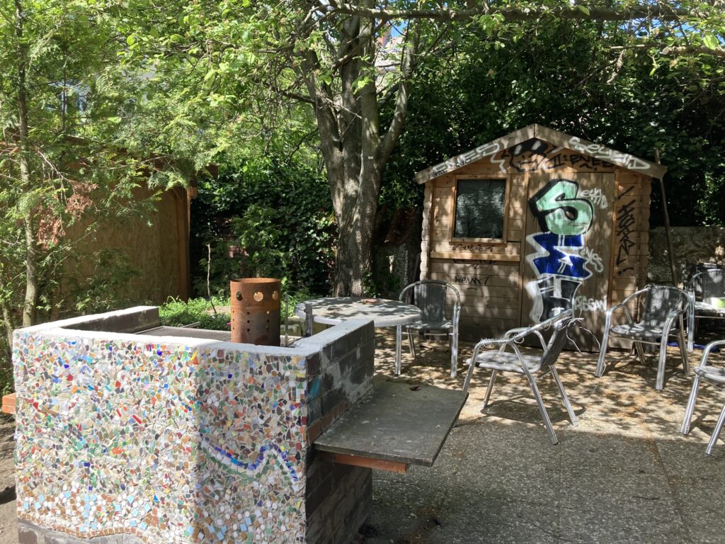 Hof mit Grillplatz