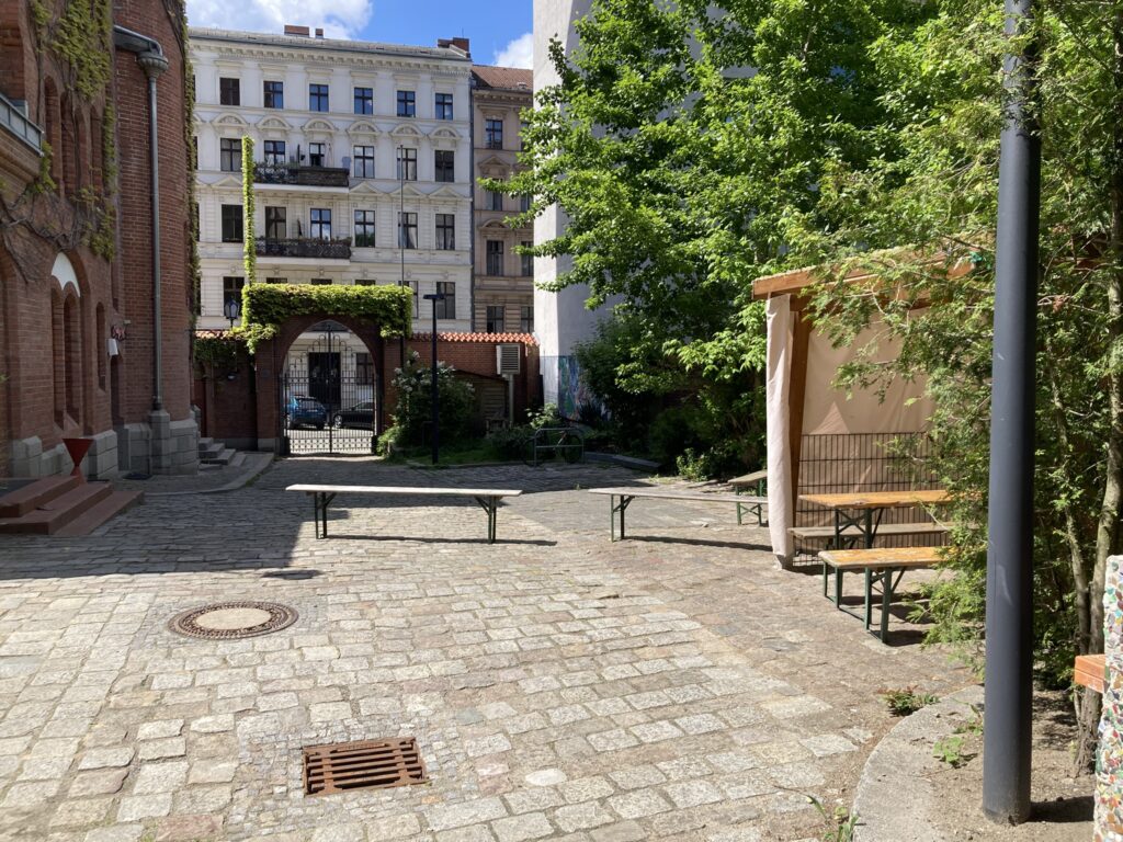 Hof Richtung Einfahrt Kopischstraße