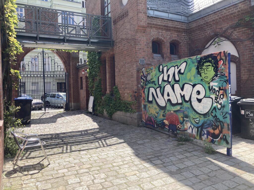 Hof mit Brücke und Einfahrt Fidicinstraße