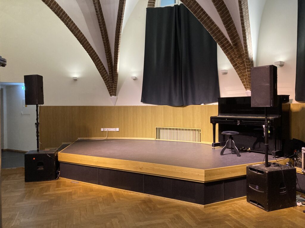 Bühne im Saal mit Klavier auf der Bühne