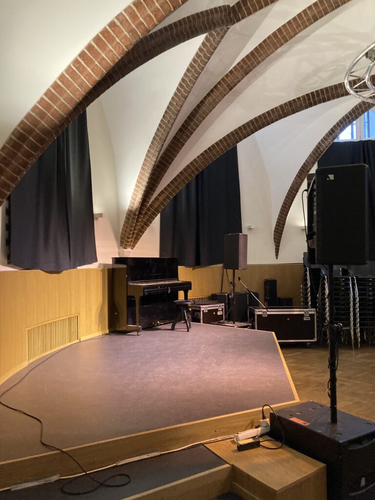 Saal mit Seitenansicht der Bühne