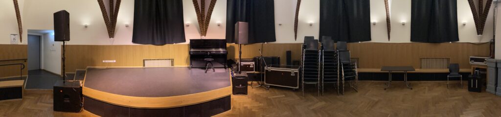 Erstes Panoramafoto vom Saal mit Bühne
