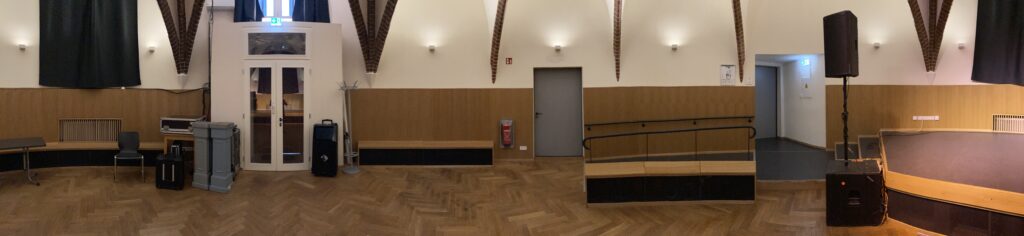 Zweites Panoramafoto vom Saal mit Fluchtwegen und Rampe
