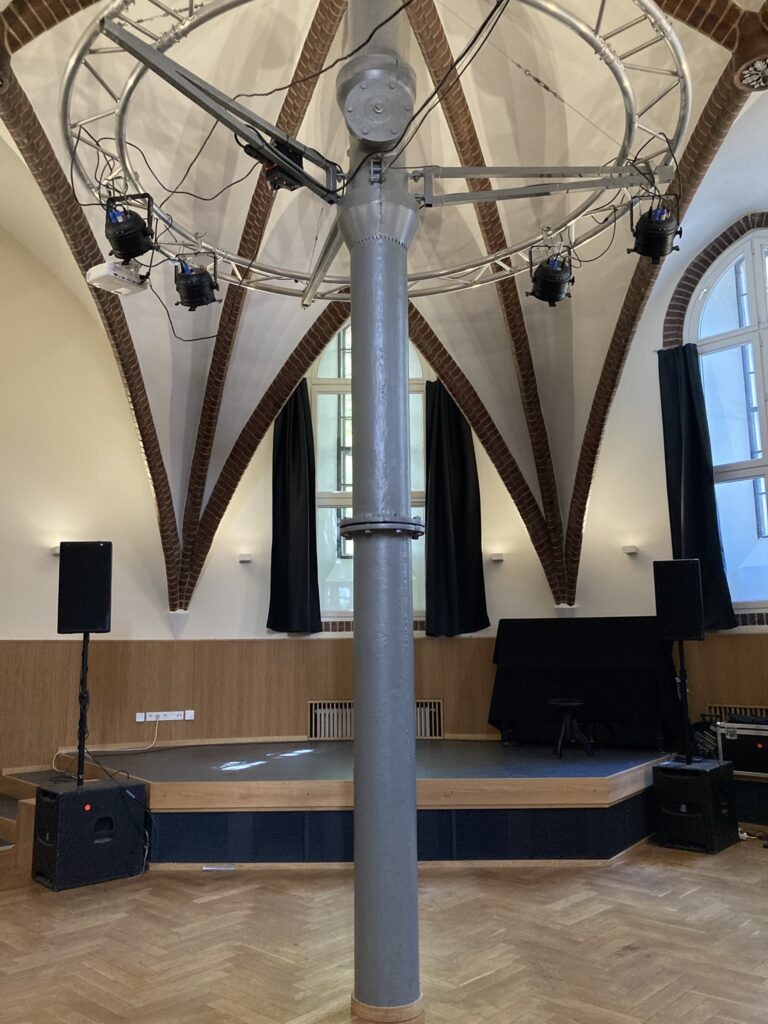 Saal mit Rohr und Bühne
