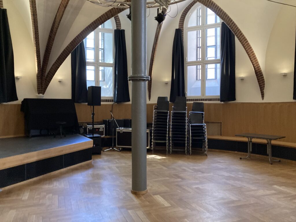 Saal mit Rohr in der Mitte